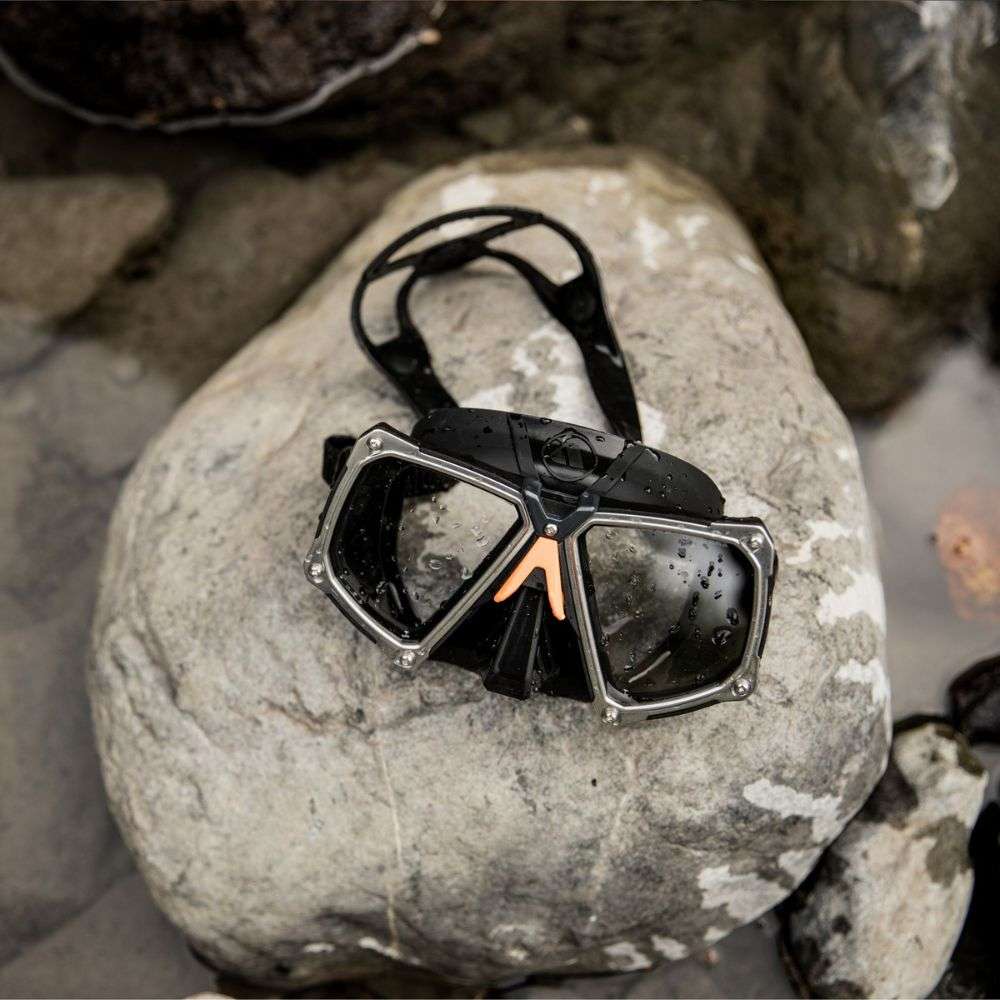 Apeks VX2 dive mask with the quick release buckle detail