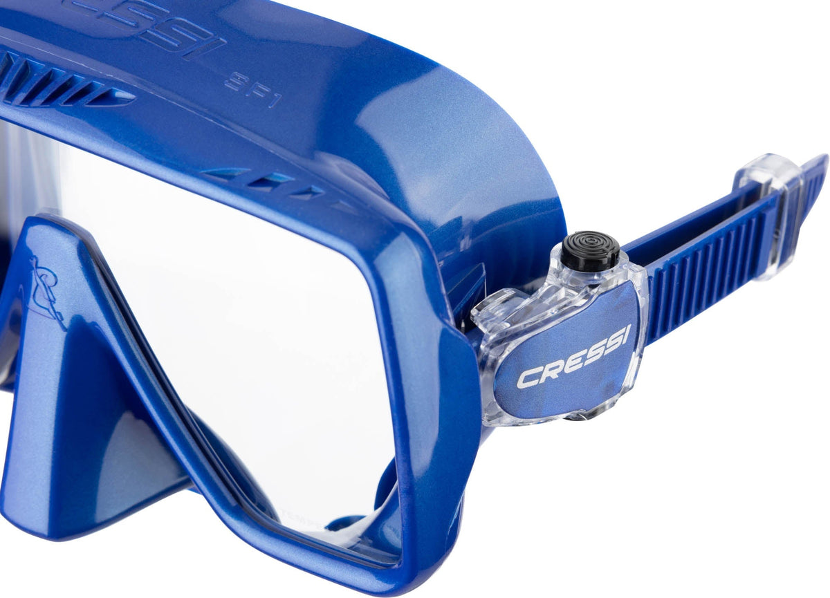 Close angle on the blue SF1 skirt and buckle with the Cressi name on the strap