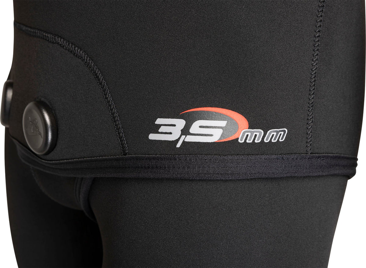 Waist detail showing the 3,5 mm marking and the crotch strap fastener