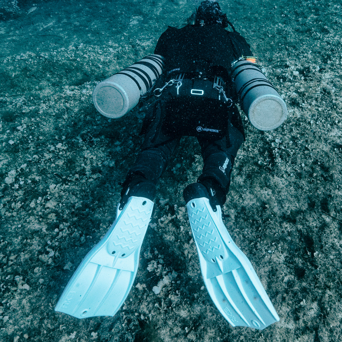 Apeks VX1 mask and RK3 fins in white