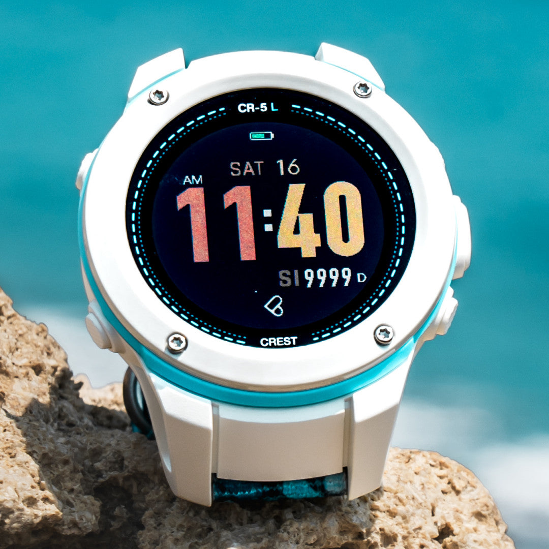 Crest CR-5L dive computer in Light Wave, white with a turquoise ring, showing the watch face