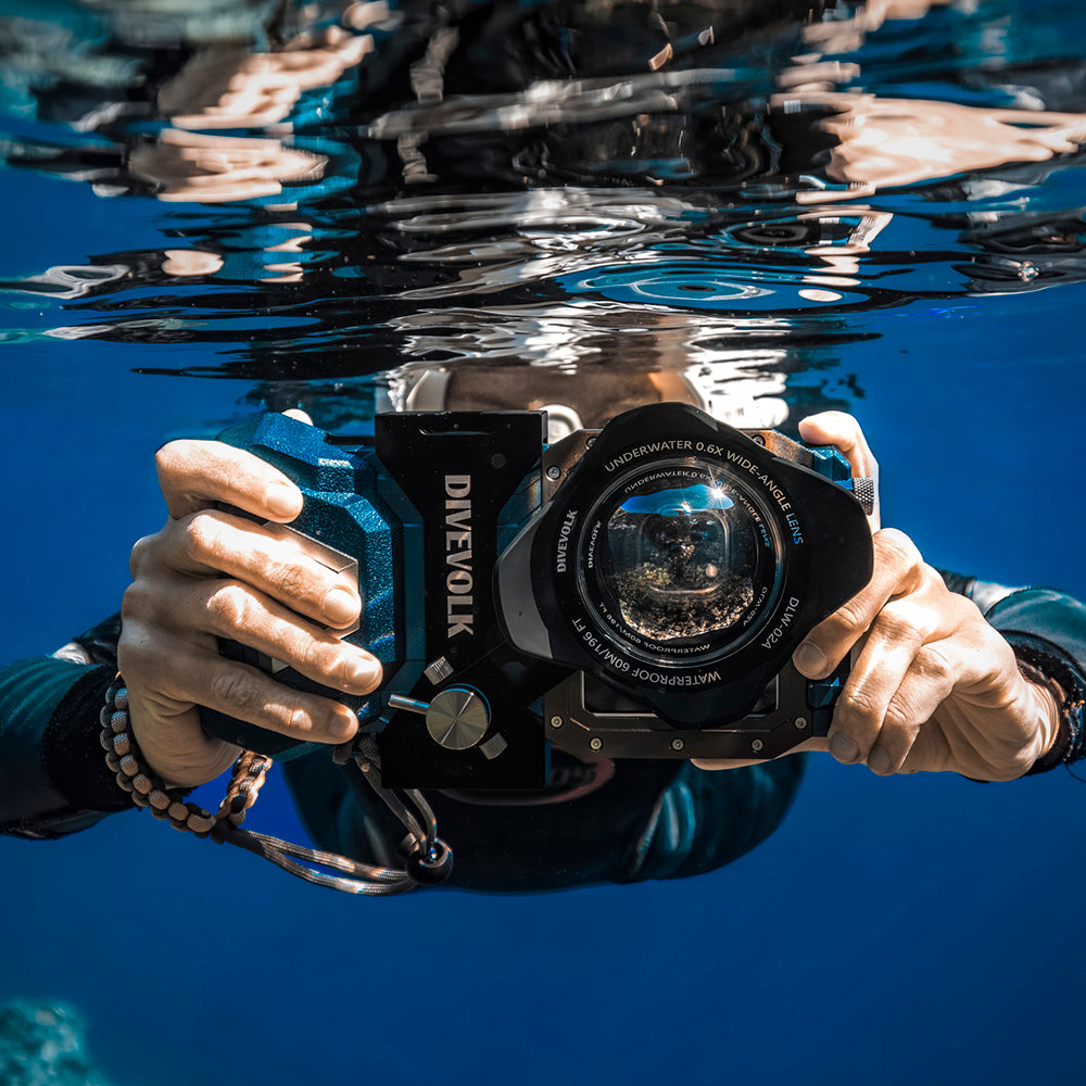 Snorkeller shooting through the Divevolk wide-angle lens at the surface