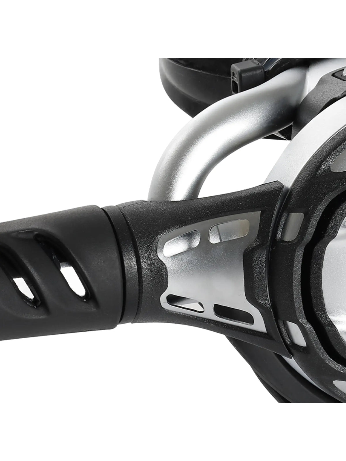 Mares Atlas second stage in silver and black with the Superflex hose