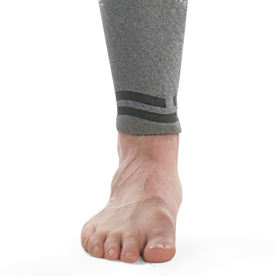 Ankle cuff of the men's Proteus II 3mm wetsuit with its internal grip bands