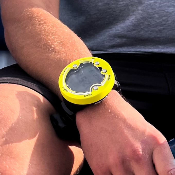Suunto Zoop Novo in lemon yellow worn on the forearm