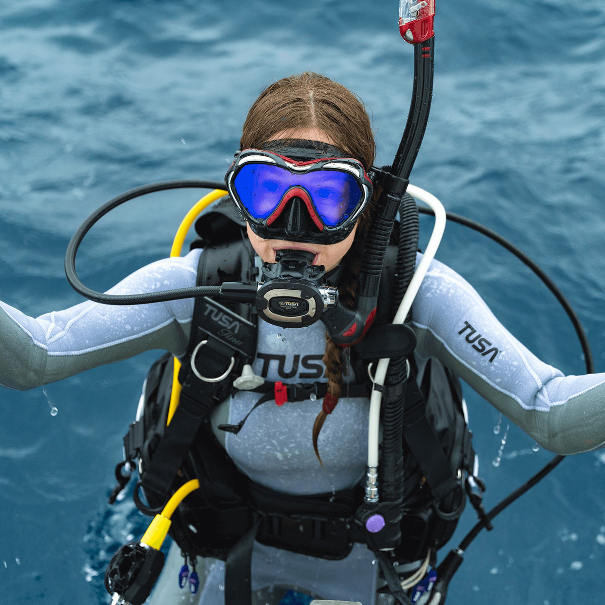 Diver descending in a Tusa Paragon S mask