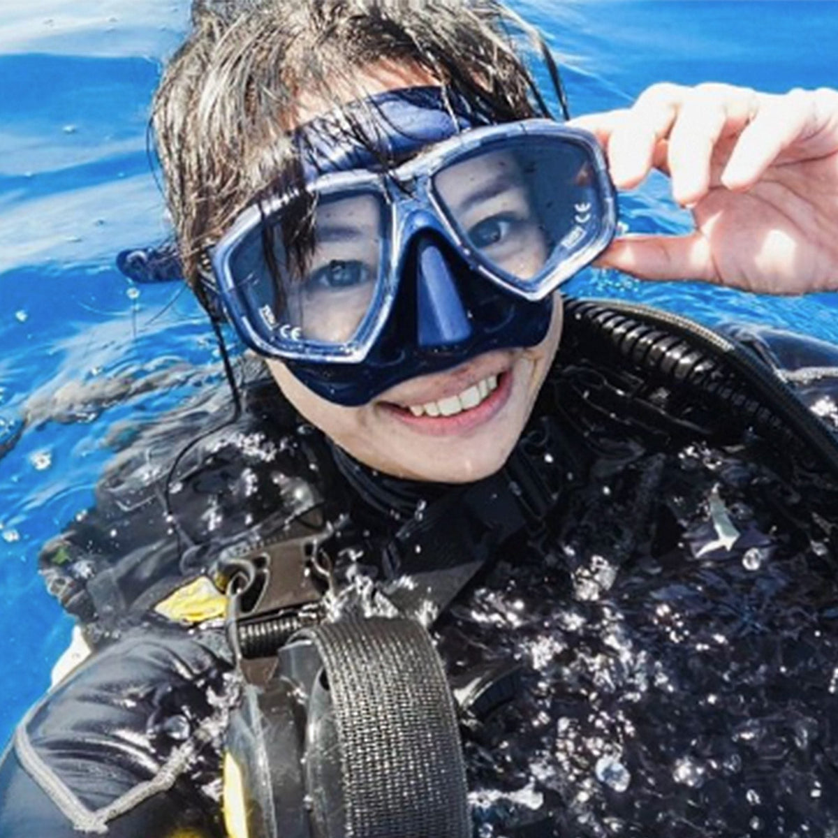 Young diver at the surface lifting a Tusa Freedom Ceos mask