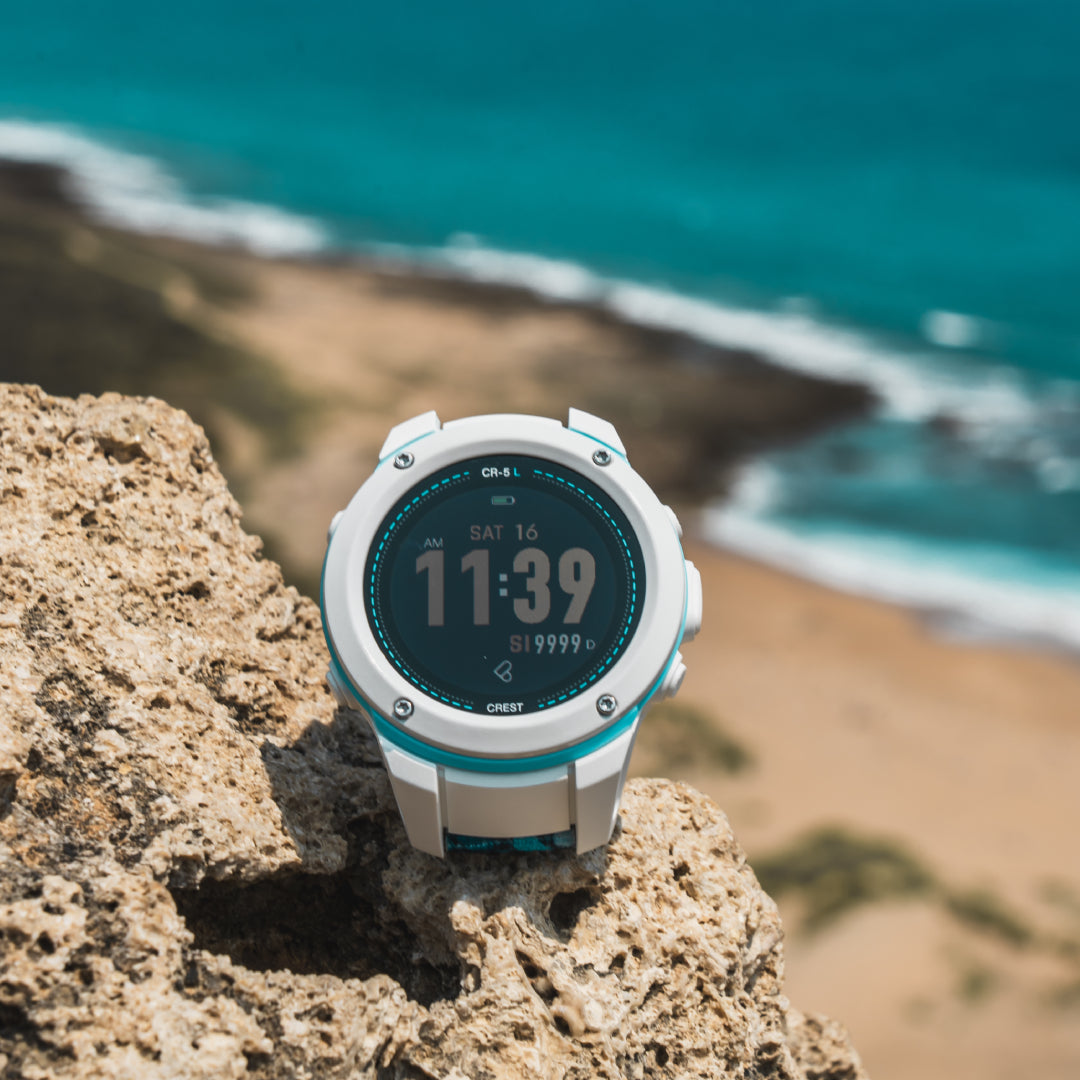 Crest CR-5L dive computer in Light Wave, white with a turquoise ring, showing the watch face