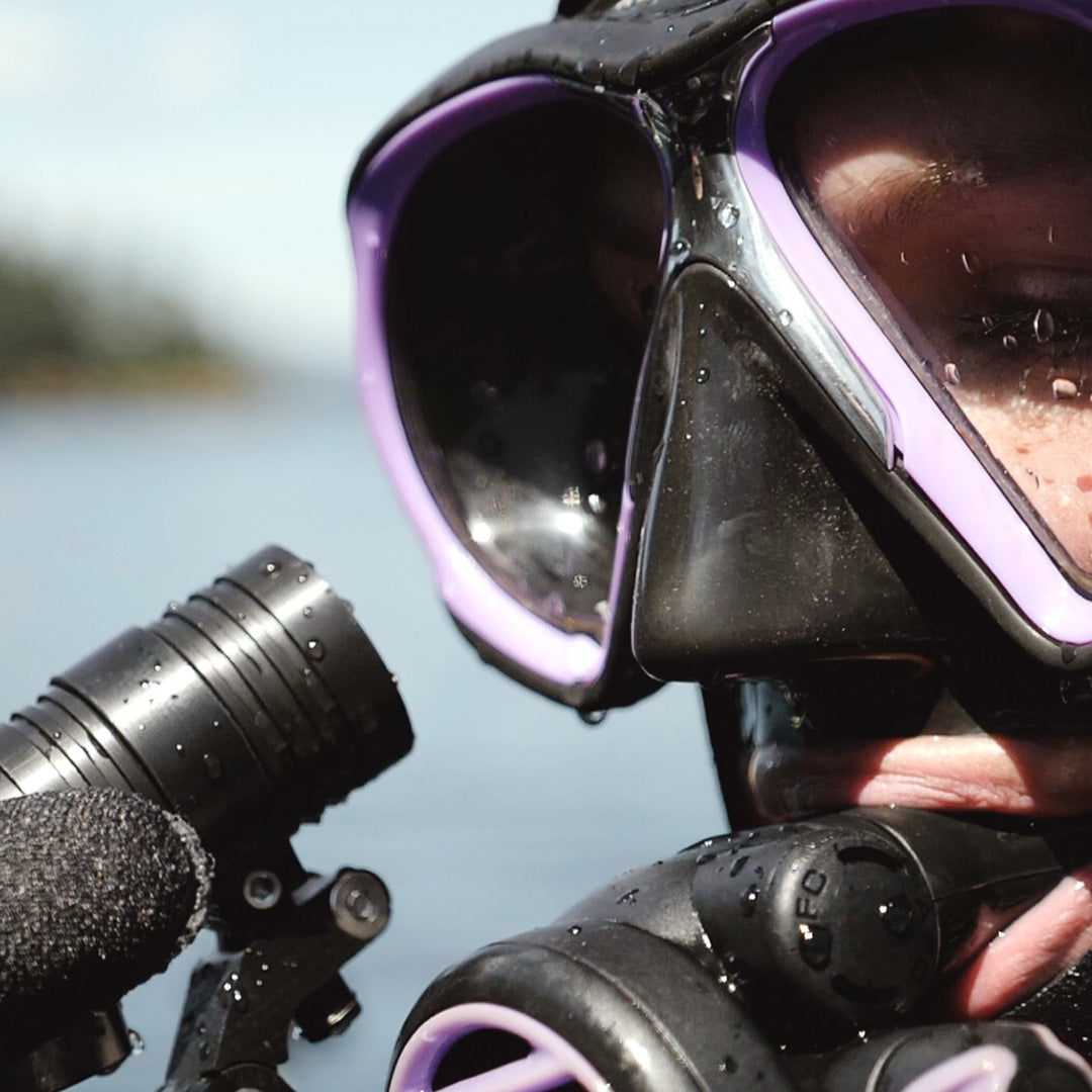 Shearwater NERD 2 mounted on a regulator hose in front of a diver's mask