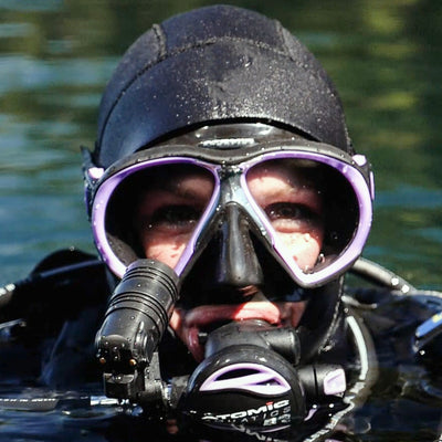 Diver at the surface with a Shearwater NERD 2 mounted across the mask