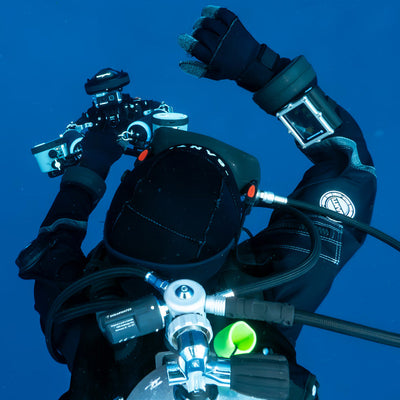 Diver underwater holding a Shearwater Petrel 3 on the forearm
