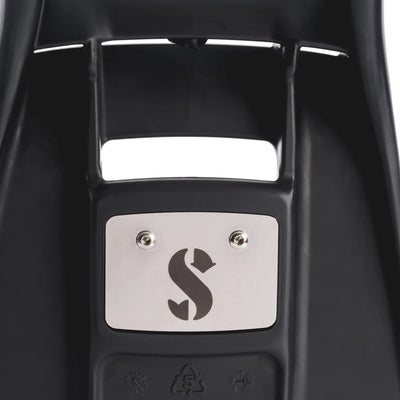 SCUBAPRO S-Tek Blade MFS Black, close-up of the stainless SCUBAPRO plate