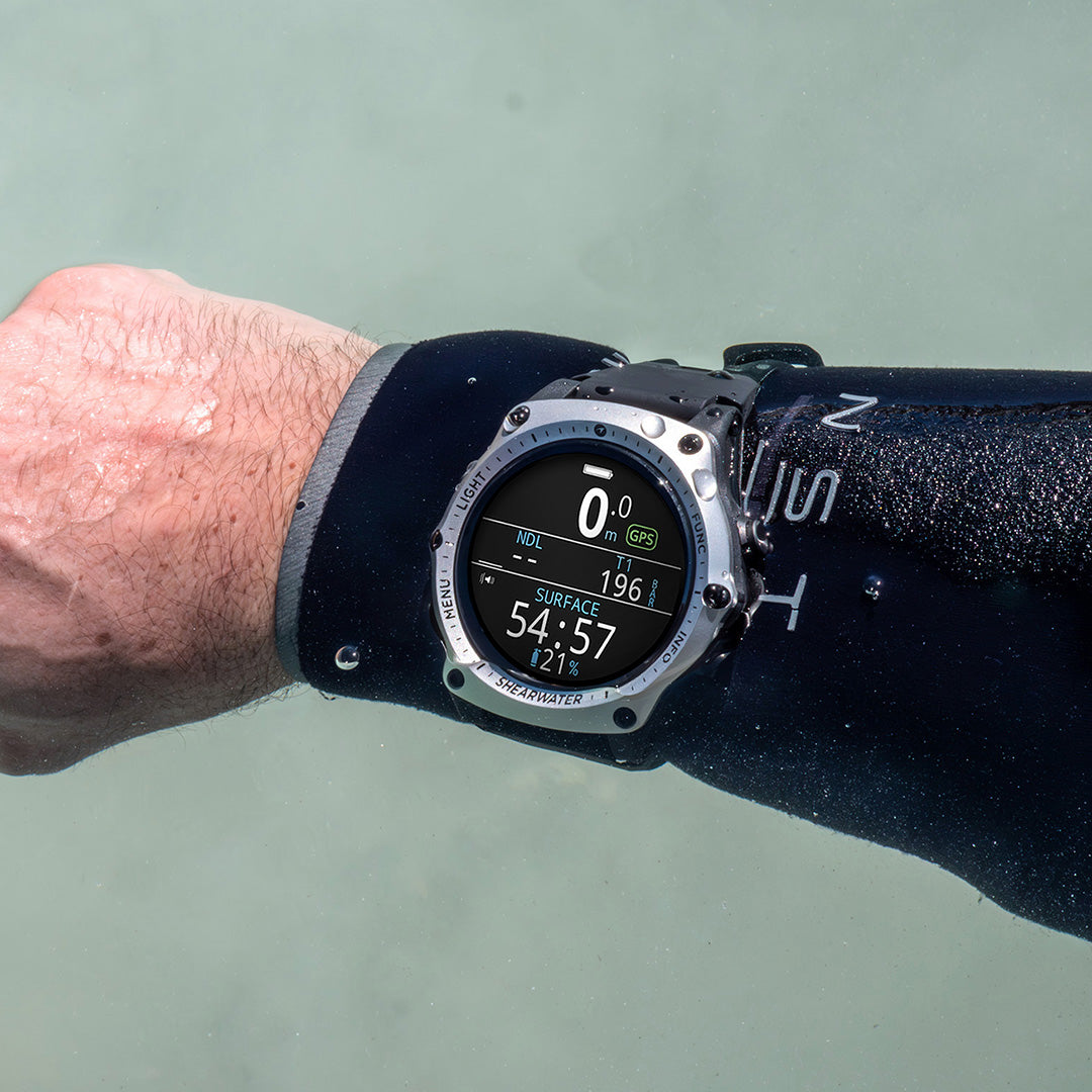Shearwater Teric worn on the wrist showing a dive in progress