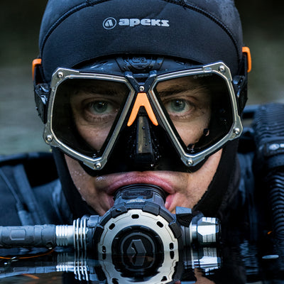 Diver wearing the Apeks VX2 mask with a regulator in place