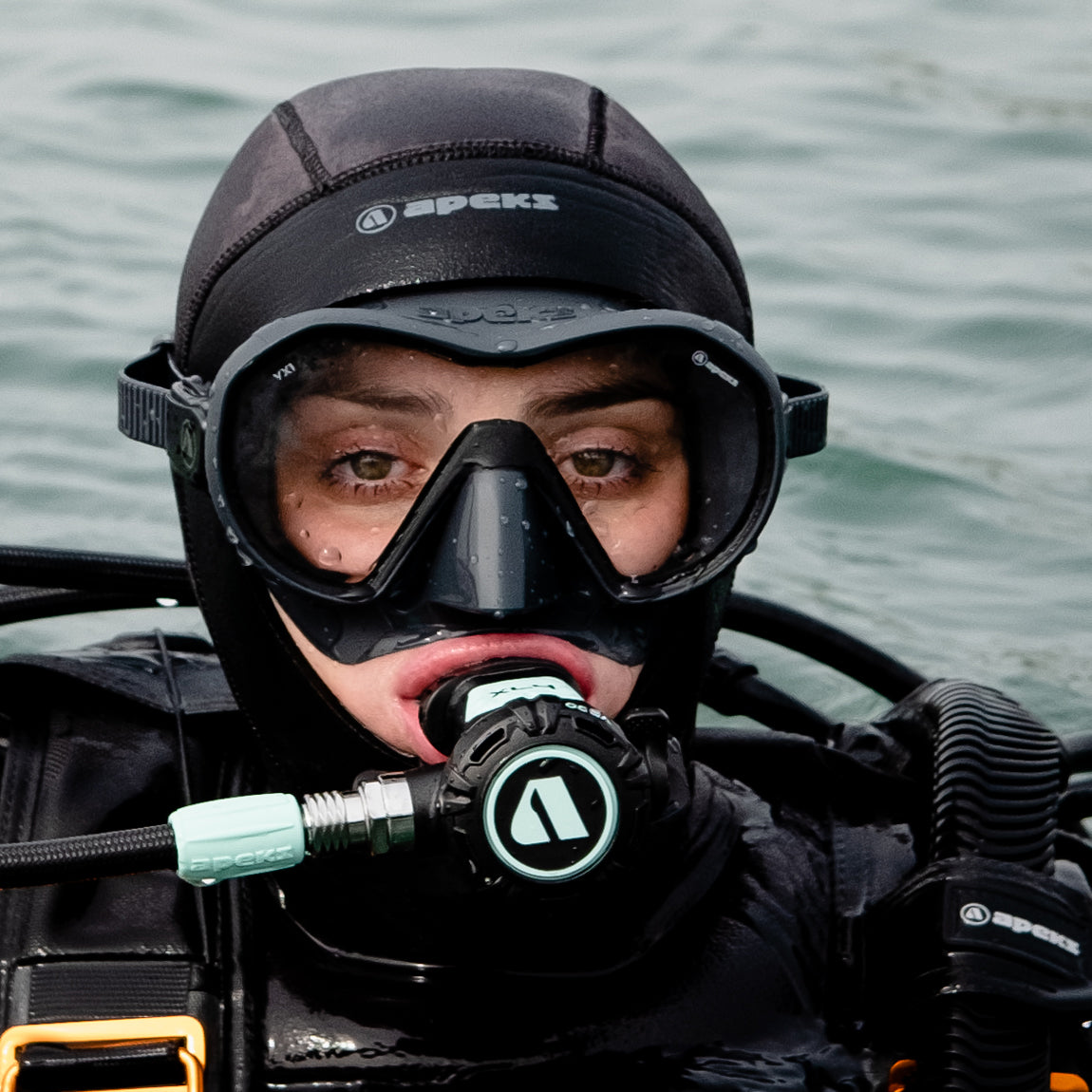 Apeks VX1 mask in black