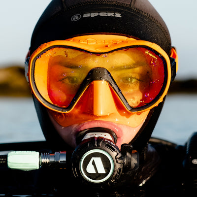 Apeks VX1 mask in orange