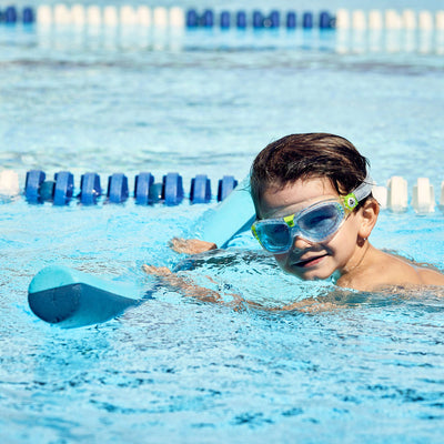 Swimmer wearing Aquasphere Seal Kid 2 swim mask