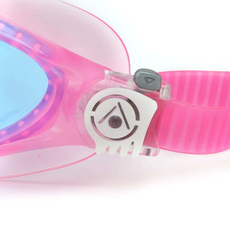 Swimmer training in Aquasphere Vista Junior swim mask