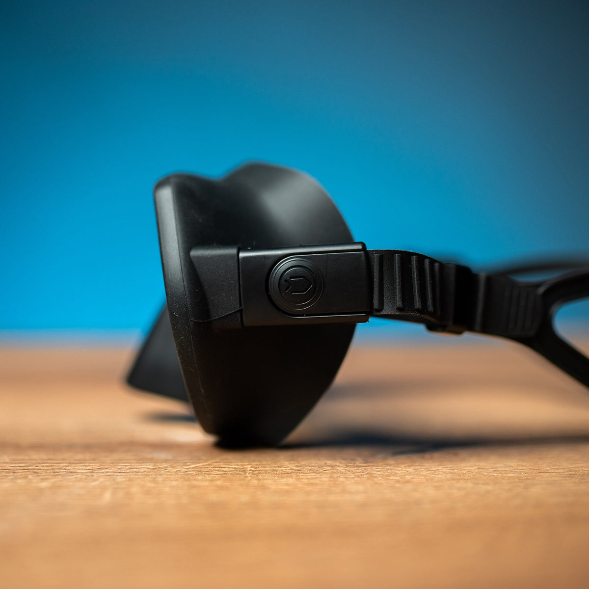 Divesoft Sentry frameless single-lens mask in black, front view