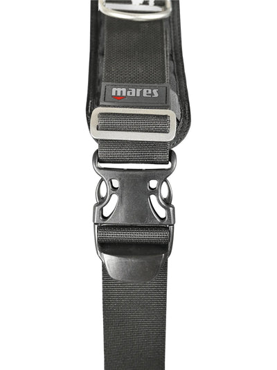 Padded shoulder strap of the Mares Rover Tech with the quick-release buckle closed