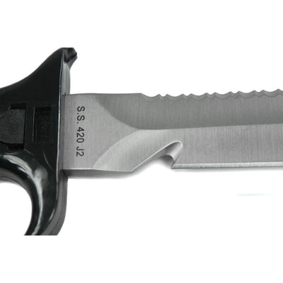 Close view of the Mastercut II serrated edge and line-cutting notch