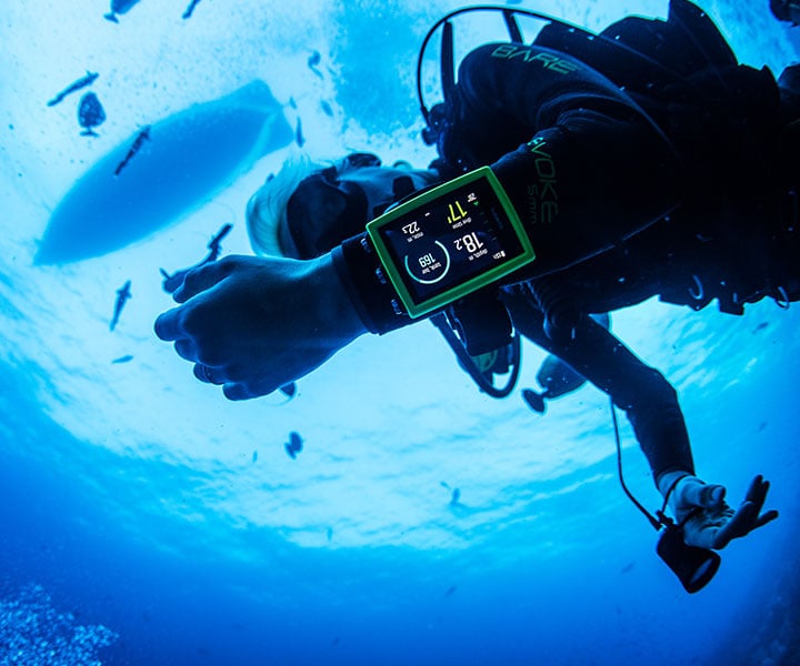 Diver underwater with a Suunto EON Core on the wrist