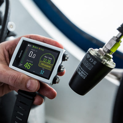 Suunto Tank POD held beside a Suunto EON Core during pairing