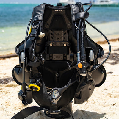 Tusa BB React BCD on a cylinder resting on the beach