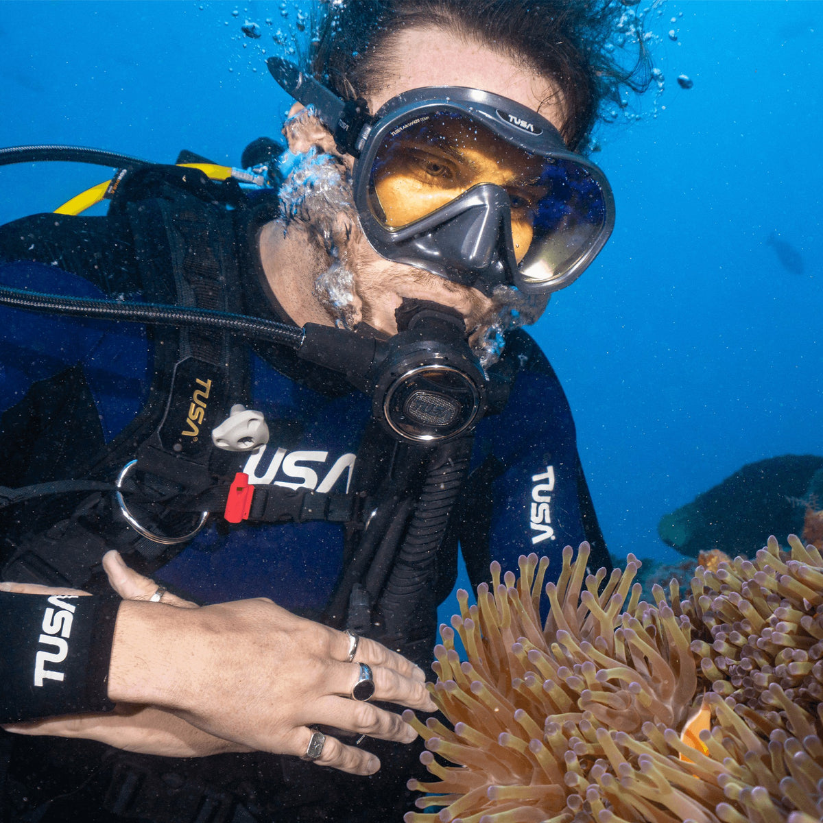 Diver underwater wearing a Tusa Zensee Pro mask
